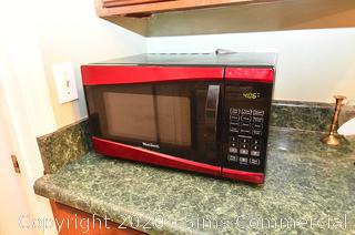 West Bend Model EM925AJW-P2 900 Watt Microwave Oven Auction | Sims